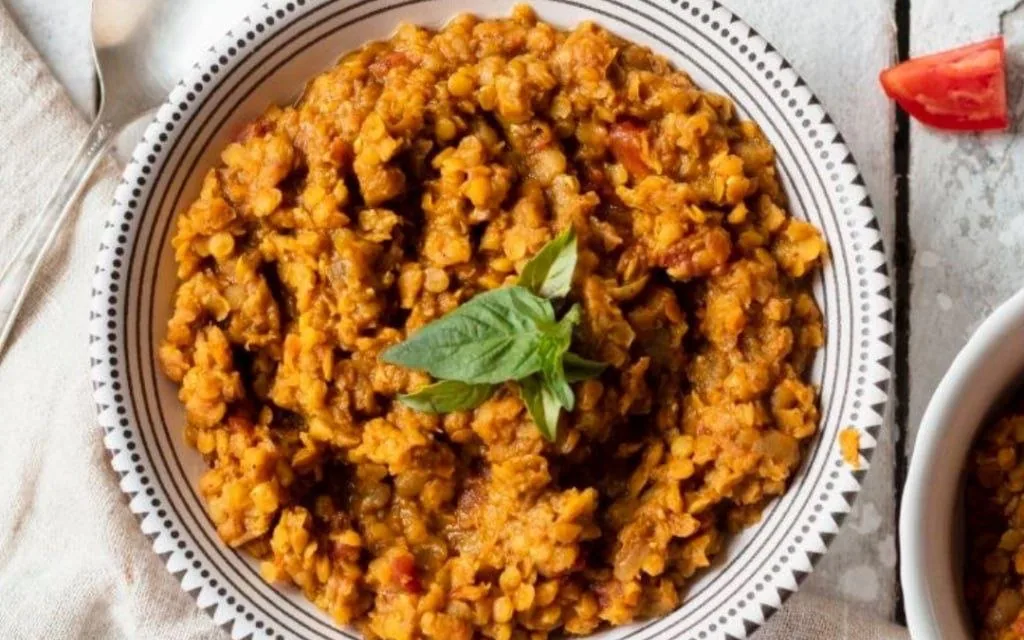 Чечевица с жареным луком и томатами