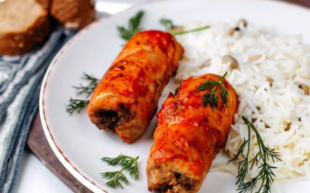 Куриные рулетики с сыром и колбасой