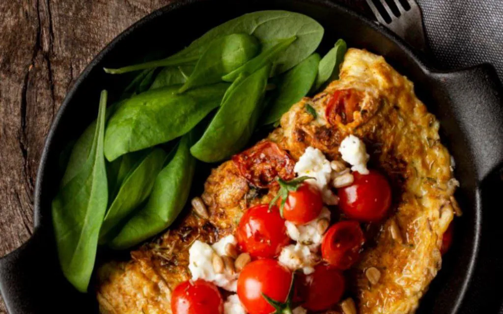 Омлет с сосисками и овощами