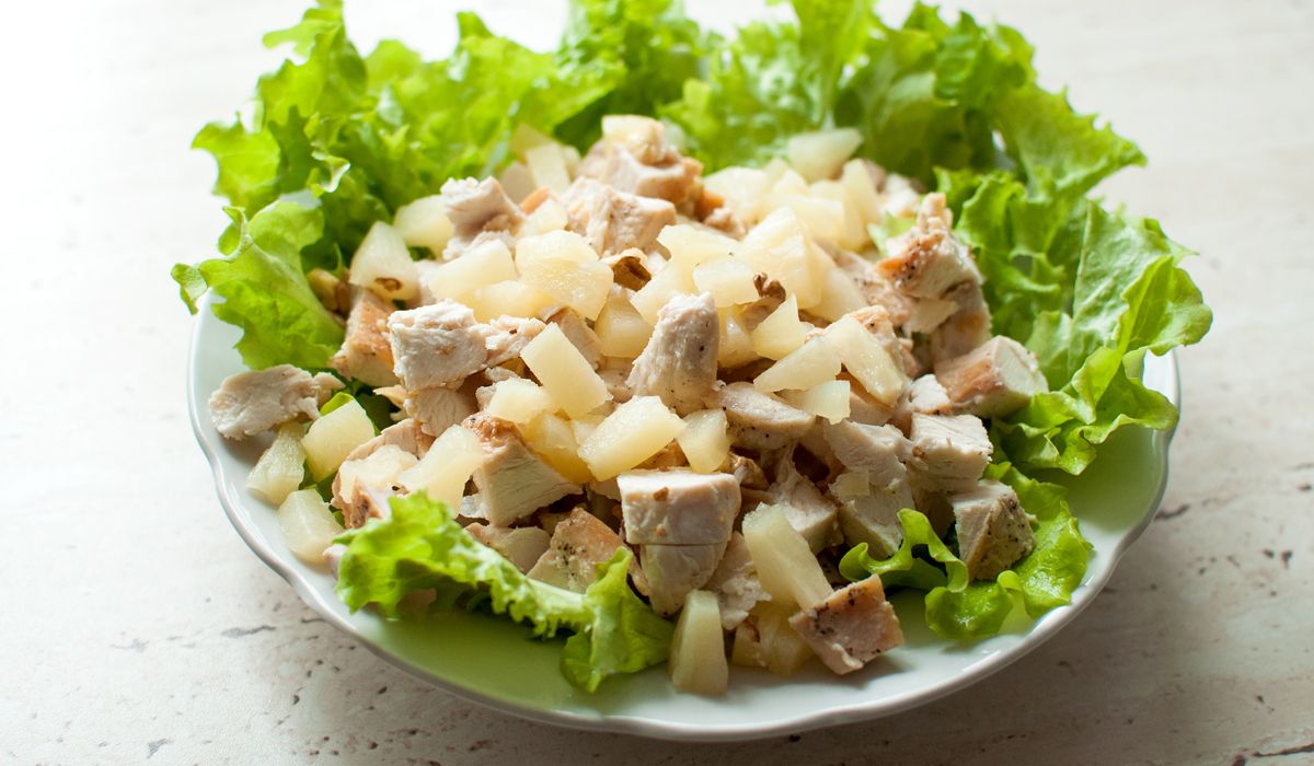 Салат с копченой куриной грудкой и ананасами