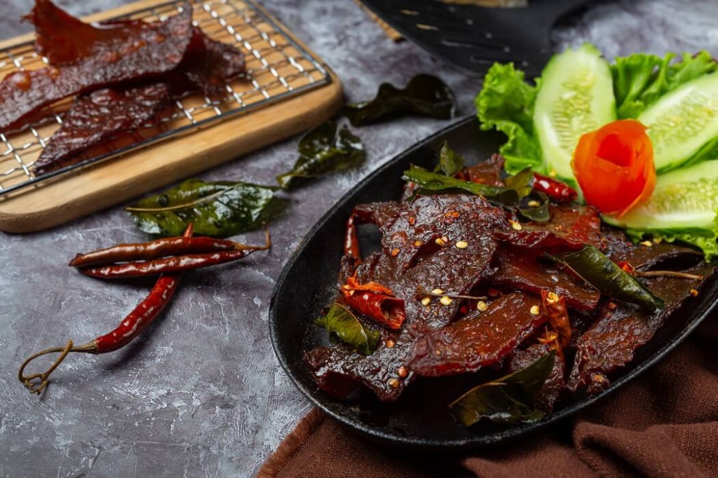Вяленое мясо на тарелке