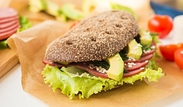 Сэндвич на цельнозерновой булочке с соусом из авокадо